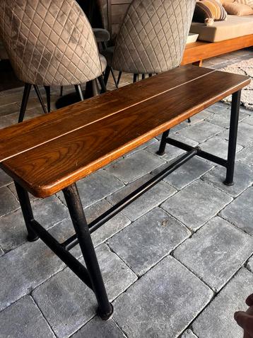 Leuk houten bankje met zwart frame. beschikbaar voor biedingen
