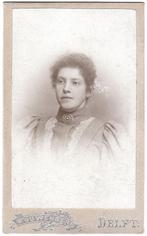 CDV - Portret Vrouw Jurk Halssieraad - Foto Kouwenberg Delft, Gebruikt, Foto, Ophalen of Verzenden, Voor 1940