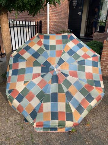 Leuke vrolijke parasol   beschikbaar voor biedingen