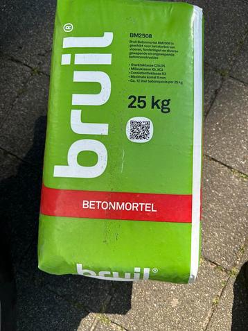 Drie zakken Betonmortel alleen water erbij en klaar beschikbaar voor biedingen