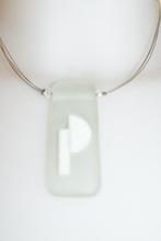 Choker ketting 4 staaldraden, matglazen hanger met P-letter, Met hanger, Ophalen of Verzenden, Zo goed als nieuw, Steen of Mineraal