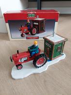 Lemax Village Collection - Tractor met Bass Hall, Diversen, Kerst, Ophalen of Verzenden, Zo goed als nieuw