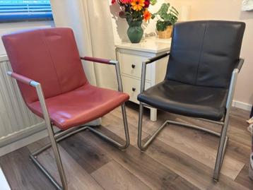 2 leren stoelen beschikbaar voor biedingen