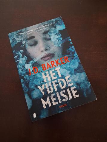 JD Barker - het vijfde meisje beschikbaar voor biedingen