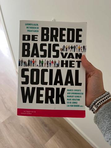 De brede basis van het sociaal werk beschikbaar voor biedingen