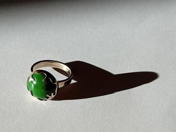 Zilveren ring met steen van groen emaille  beschikbaar voor biedingen