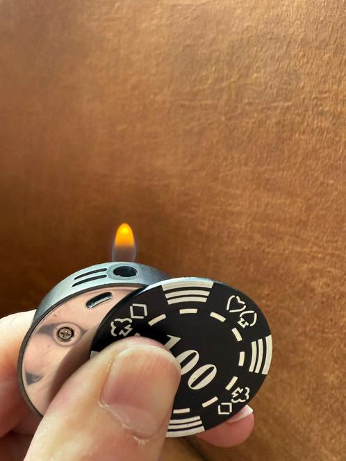 Pokerchip … maar dan een aansteker. Navulbaar., Verzamelen, Rookartikelen, Aanstekers en Luciferdoosjes, Nieuw, Aansteker, Ophalen