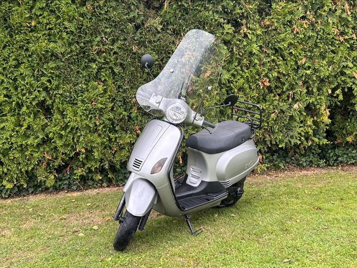 Agm vx50 2016 grijs, Fietsen en Brommers, Snorfietsen en Snorscooters, Zo goed als nieuw, Benzine, Ophalen