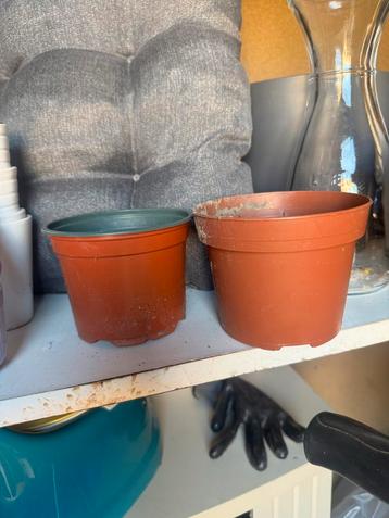 2x Kunststof Bloempotten beschikbaar voor biedingen