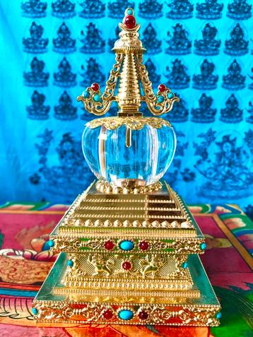 Mooie stupa met gekleurd licht. Tibet beschikbaar voor biedingen