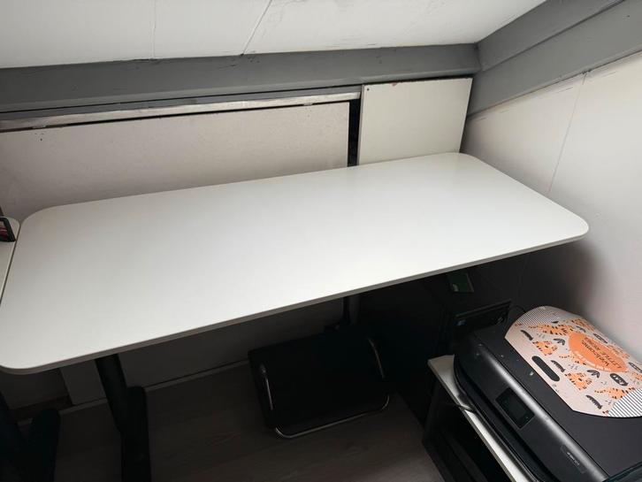 Bureau verstelbaar 2x (Ikea Bekant), Huis en Inrichting, Bureaus, Zo goed als nieuw, In hoogte verstelbaar, Ophalen