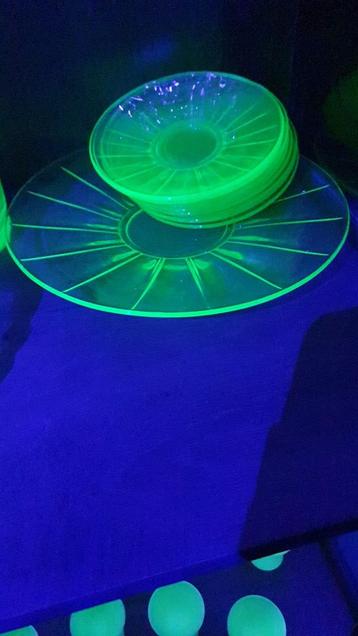 Gebakschaal met 9 bordjes. Zie ook foto 2. beschikbaar voor biedingen