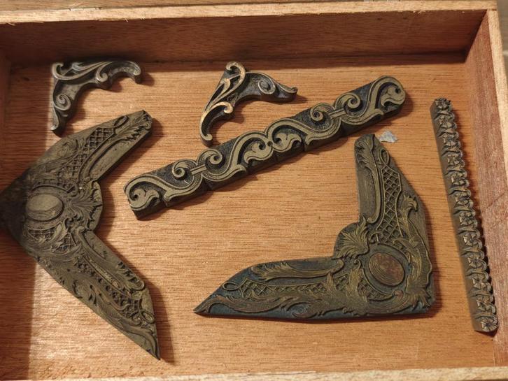 Decoratieve ornamenten voor boekenpers voor boekbinden., Antiek en Kunst, Antiek | Gereedschap en Instrumenten, Verzenden