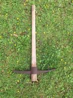 Oude Pikhouweel / houweel met houten handvat, Ophalen