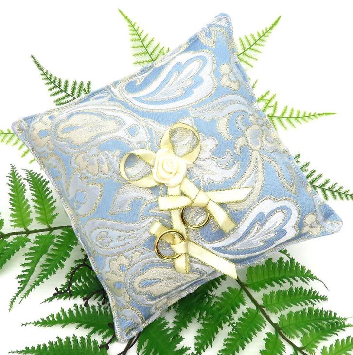 Mooie blauwe ringkussen met in het midden een crème roos., Hobby en Vrije tijd, Feestartikelen, Nieuw, Versiering, Geboorte of Huwelijk