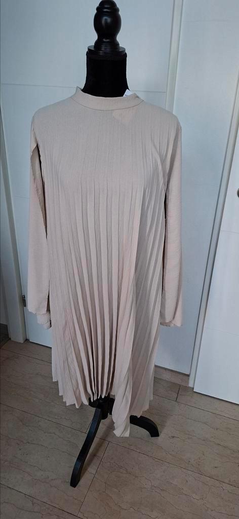 95)Te koop nieuw beige plooi jurk 1maat ongv.48/50, Kleding | Dames, Grote Maten, Nieuw, Jurk, Beige, Ophalen of Verzenden