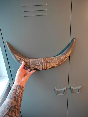 Gegraveerde Hoorn - Decoratief beschikbaar voor biedingen