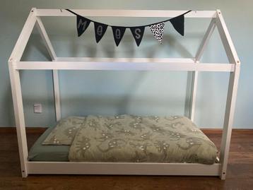 Peuterbed huisjesbed 140x70 met lattenbodem en evt. matras beschikbaar voor biedingen