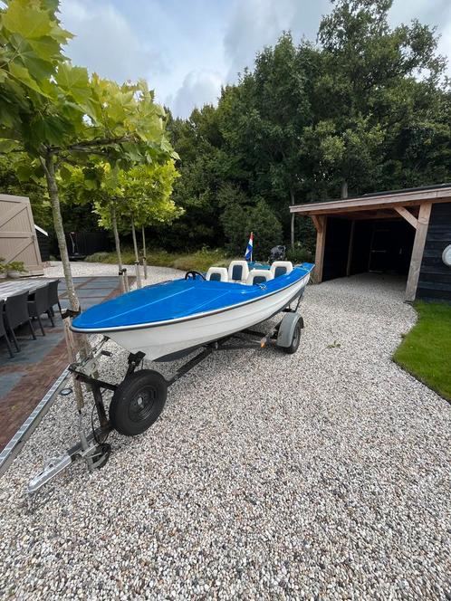 Polyester boot met 15 pk  2 takt en trailer, Watersport en Boten, Vis- en Consoleboten, Gebruikt, 10 tot 30 pk, 3 tot 6 meter