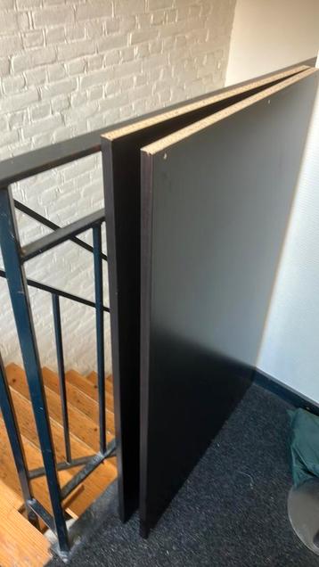 Zwarte Ikea kastplanken