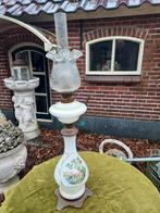 Antieke Franse tafelolielamp, wit opaline met landschap., Antiek en Kunst, Antiek | Lampen, Ophalen