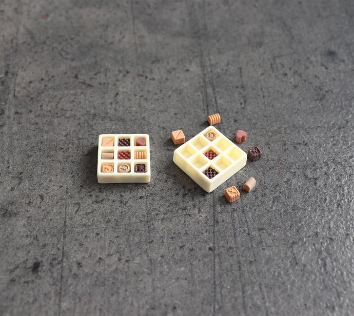 Doos met bonbons doosje chocola miniatuur nieuw 1:12, Verzamelen, Poppenhuizen en Toebehoren, Nieuw, Decoratie, Ophalen of Verzenden