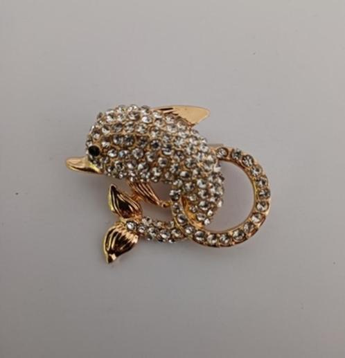 Goudkleurige broche dolfijn met strass, Sieraden, Tassen en Uiterlijk, Broches, Nieuw, Overige materialen, Goud, Met strass, Verzenden