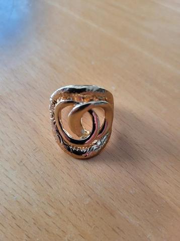 Goudkleurige Ring met Ineengestrengeld Design beschikbaar voor biedingen
