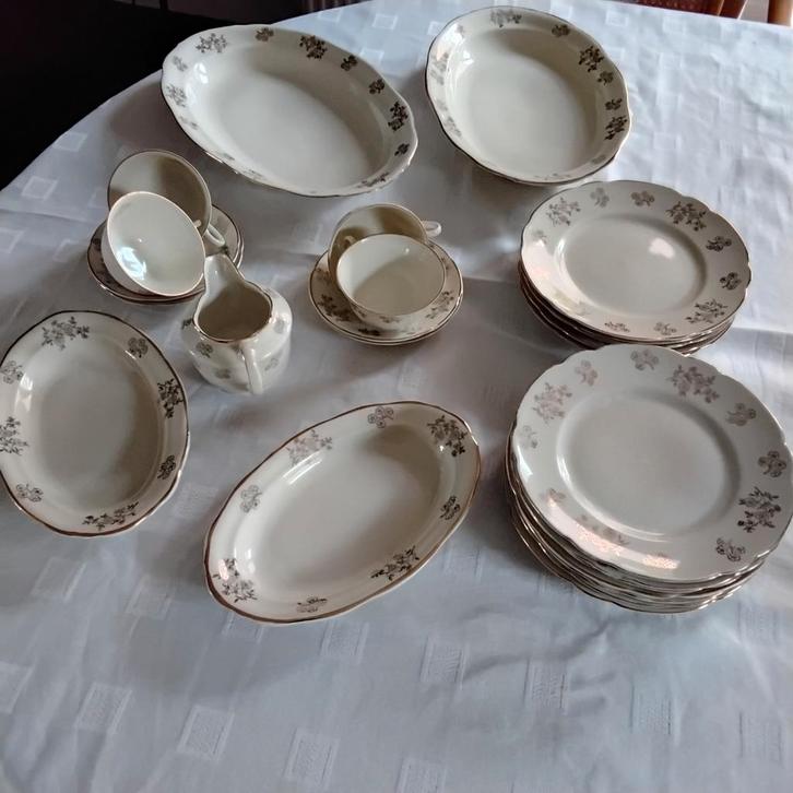 Mosa Maastricht serviesdelen met gouden bies en bloemetjes, Antiek en Kunst, Antiek | Servies compleet, Ophalen of Verzenden