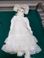 pop porselein met witte jurk, Verzamelen, Poppen, Ophalen of Verzenden