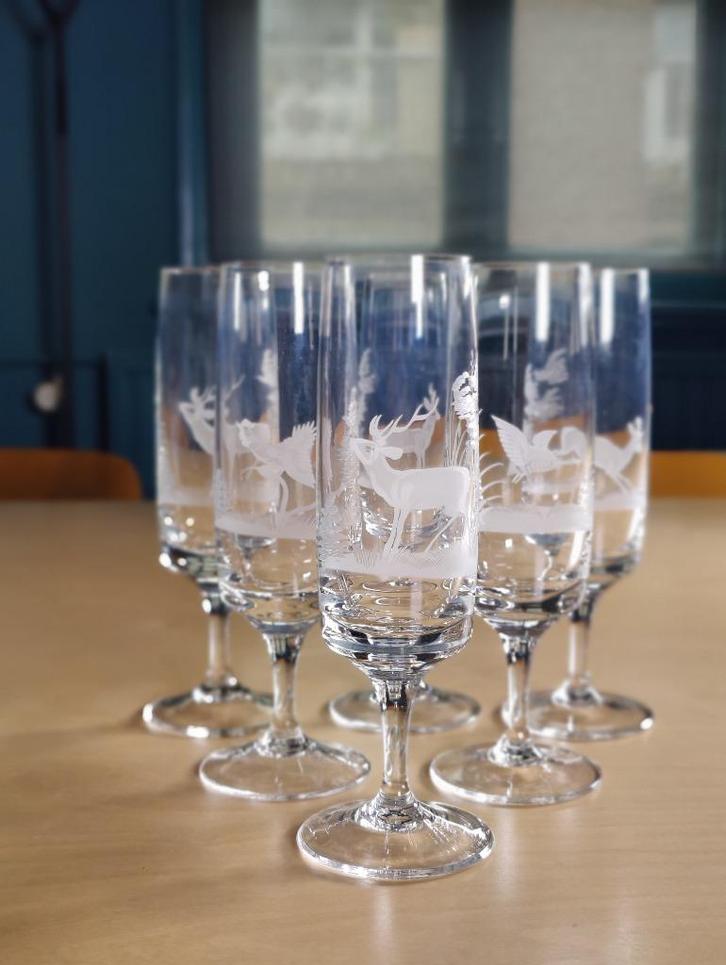 6 kristallen champagneglazen met gegraveerd jachttafereel, Antiek en Kunst, Antiek | Glas en Kristal, Ophalen of Verzenden
