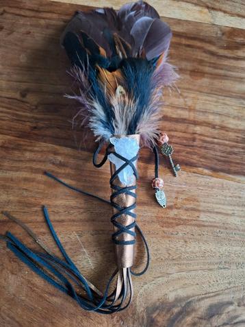 Smudge veren waaier/ featherfan met bergkristal  beschikbaar voor biedingen