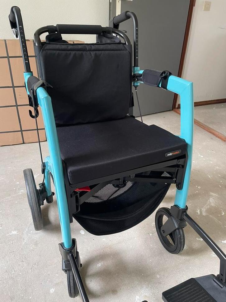 Rollzmotion rolstoel en rollator in één, Diversen, Rolstoelen, Zo goed als nieuw, Duwrolstoel, Ophalen