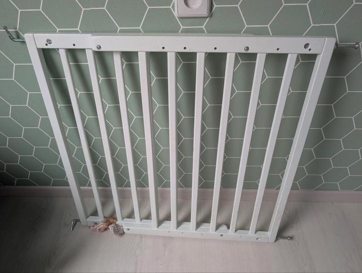 Wit traphekje Liam (Intergamma) - verstelbaar, Kinderen en Baby's, Traphekjes, Gebruikt, Hout, 100 tot 115 cm, Ophalen