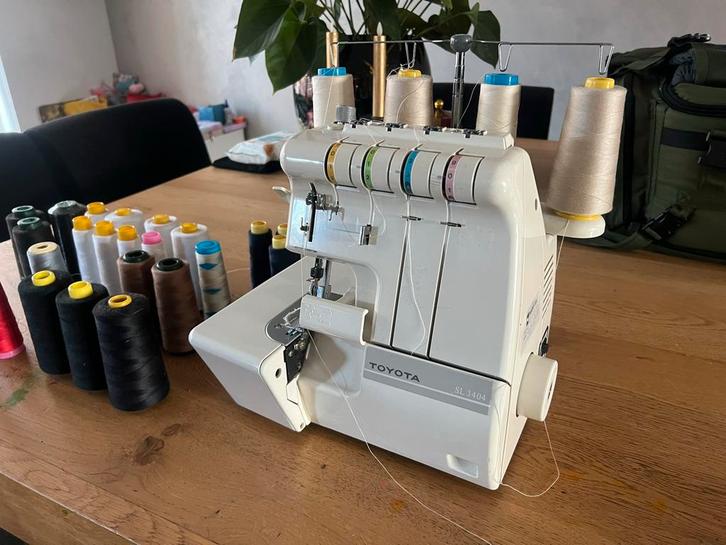 Toyota SL3404 Lockmachine - Zeer nette staat!, Hobby en Vrije tijd, Naaimachines en Toebehoren, Zo goed als nieuw, Lockmachine