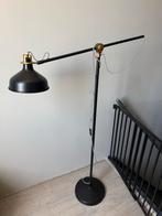 Zwarte lamp staand zwart met gouden details, Huis en Inrichting, Lampen | Vloerlampen, Ophalen, Zo goed als nieuw, Metaal