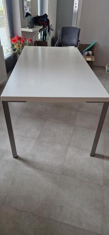 Mooie tafel met metalen poten en formica blad beschikbaar voor biedingen