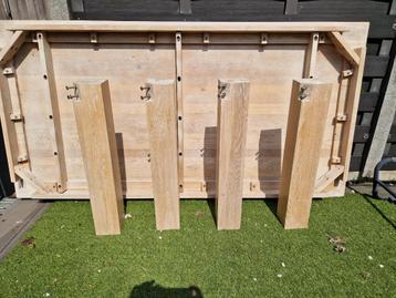 Moderne massief eikenhouten eettafel beschikbaar voor biedingen