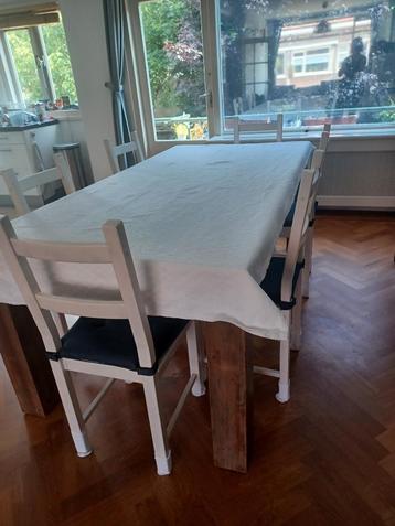 Eettafel met 6 witte IKEA IVAR stoelen (met kussentjes) beschikbaar voor biedingen