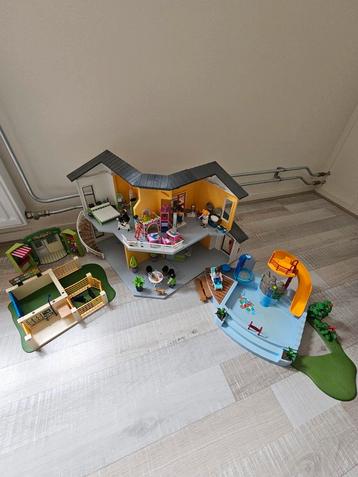Playmobil huis met inrichting, zwembad, dierenkliniek, circu