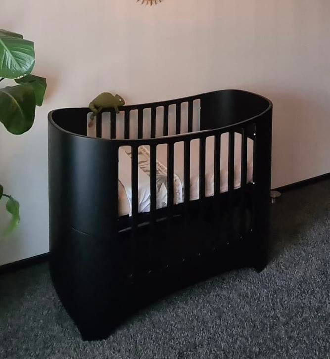 Leander Classic Babybed - kinderbed Kleur Mat Zwart ZGAN!!, Ophalen of Verzenden, Zo goed als nieuw, Ledikant