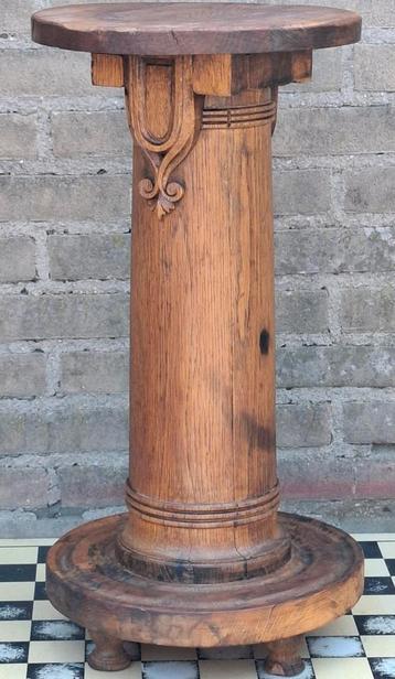 Piedestal. Eikenhout. Geornamenteerd. Ca 1850. beschikbaar voor biedingen
