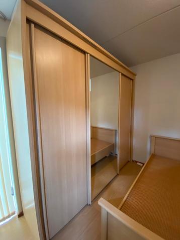 Kledingkast en bed in goede staat beschikbaar voor biedingen