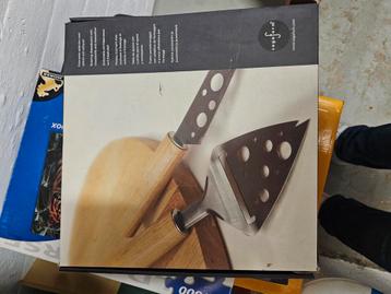 Kaasplank met mes en schepje beschikbaar voor biedingen