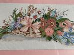 Borduurwerk ingelijst 58x 33 cm ‘mand vol bloemen’, Hobby en Vrije tijd, Ophalen of Verzenden, Overige typen