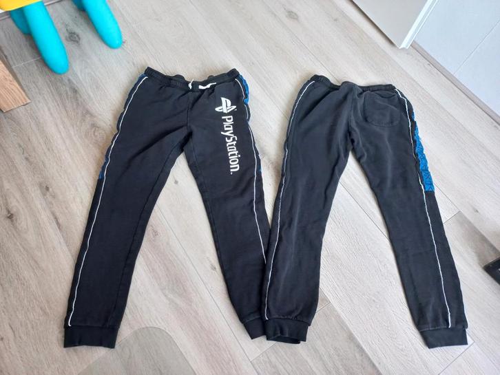 2x playstation joggingbroek maat 164, Kinderen en Baby's, Kinderkleding | Maat 164, Zo goed als nieuw, Jongen, Sport- of Zwemkleding