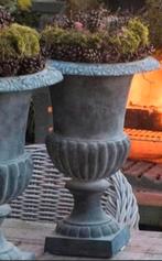 2 Brocante gietijzeren Franse louvre tuinvazen shabby chic, Ophalen of Verzenden, Gebruikt