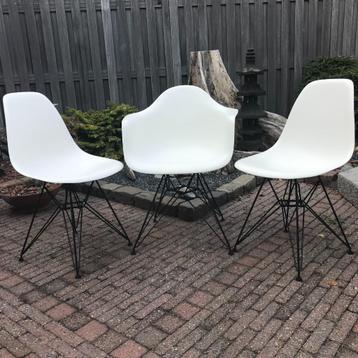1 IZGS Vitra DAR Eames plastic chair wit stoel  beschikbaar voor biedingen