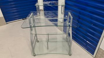 Glazen bureau met wieltjes beschikbaar voor biedingen