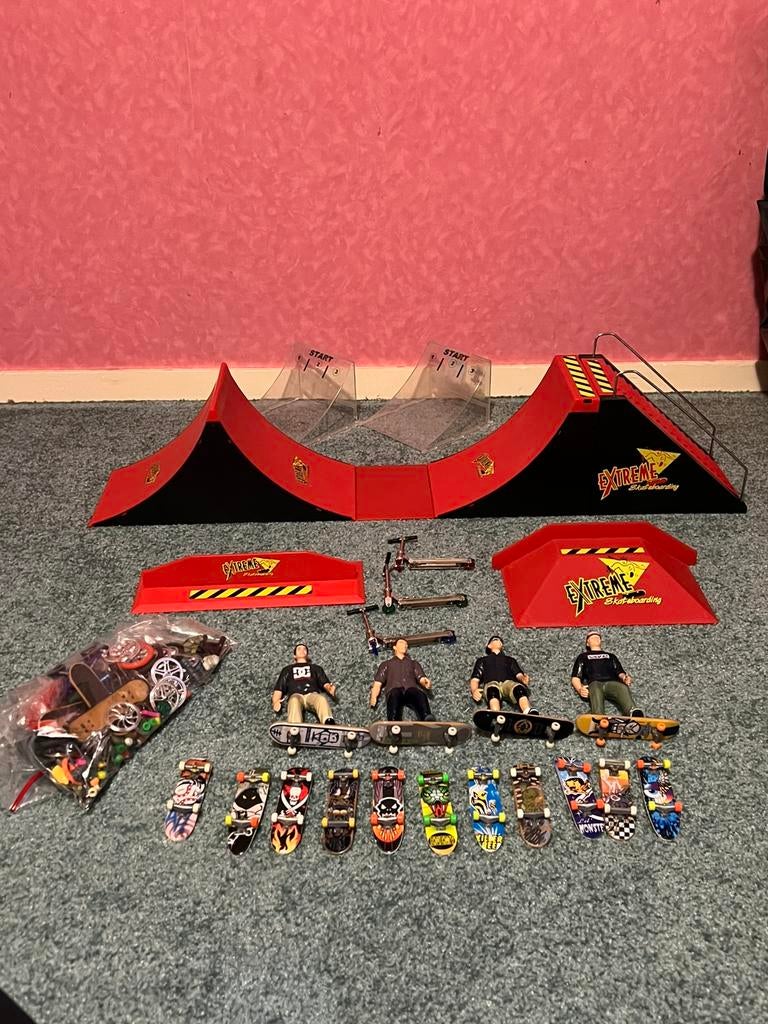 Vinger skateboard set met 4 extreme actie figuren, Ophalen of Verzenden, Zo goed als nieuw